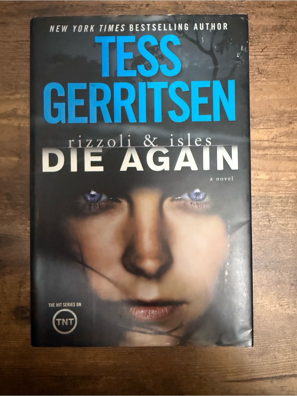 📚3 for $12📚 Tess Gerritsen "Die Again" Hardcover Novel - Black & Blue Cover